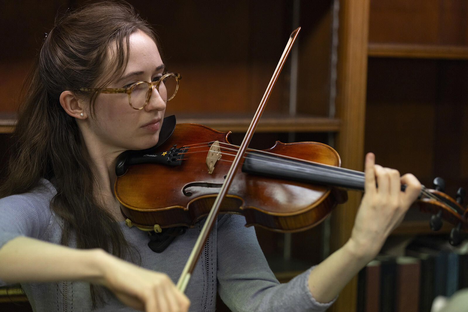 woman playing violin